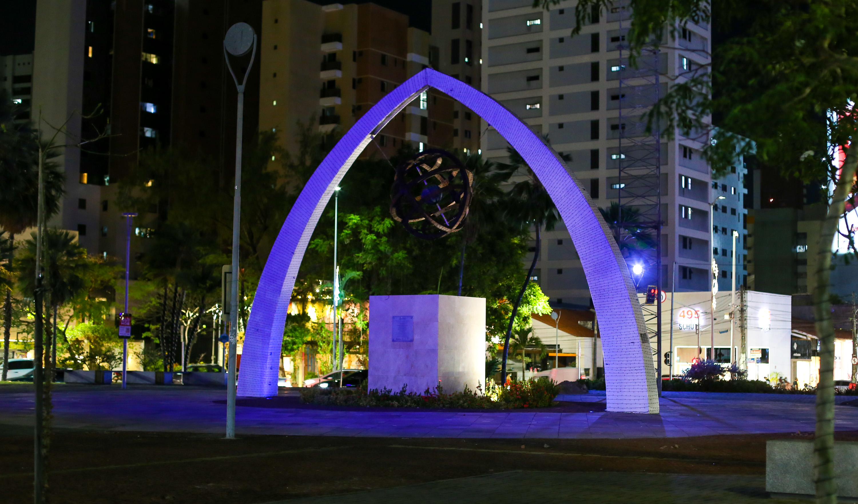 foto da praça portugal à noite, iluminada por uma luz azul